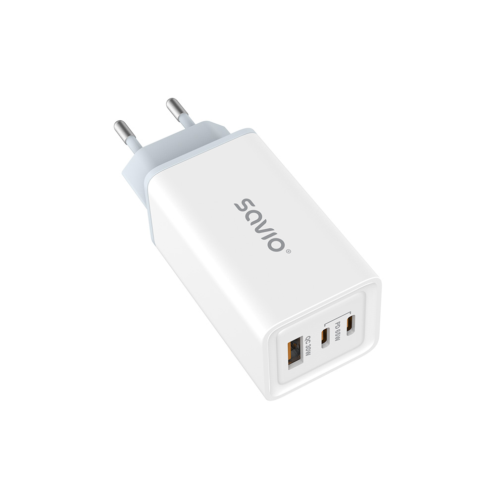 Fehér töltő két tűvel és két USB-porttal. A "SAVIO" márka látható a töltőn.