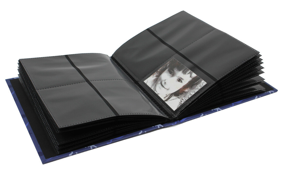 Otwarty album ze zdjęciami ze zdjęciem na stronie, z czarnymi stronami i niebieską okładką w wzory.