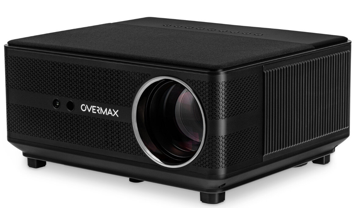 Czarny projektor OVERMAX na białej powierzchni, z dużą soczewką.