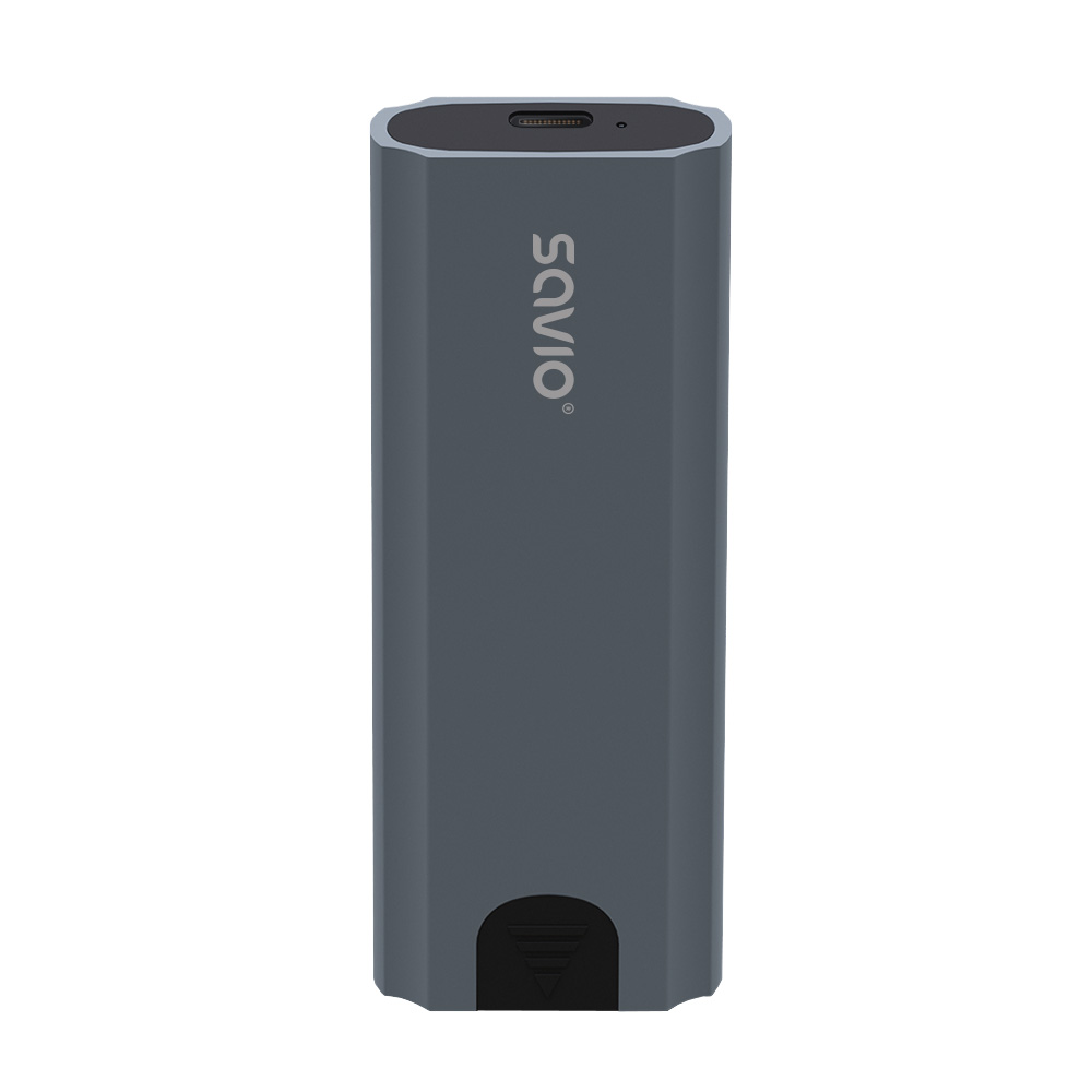 Egy függőleges, sötétszürke Savio külső merevlemez, Savio logóval, USB-porttal és fekete gombbal.