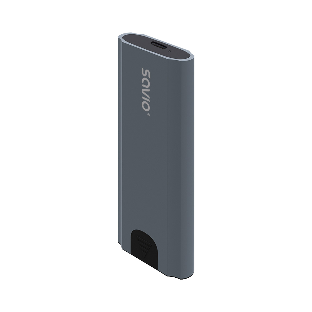 Szürke Savio SSD meghajtó. Téglalap alakú, USB-C porttal a tetején. Fekete alap.