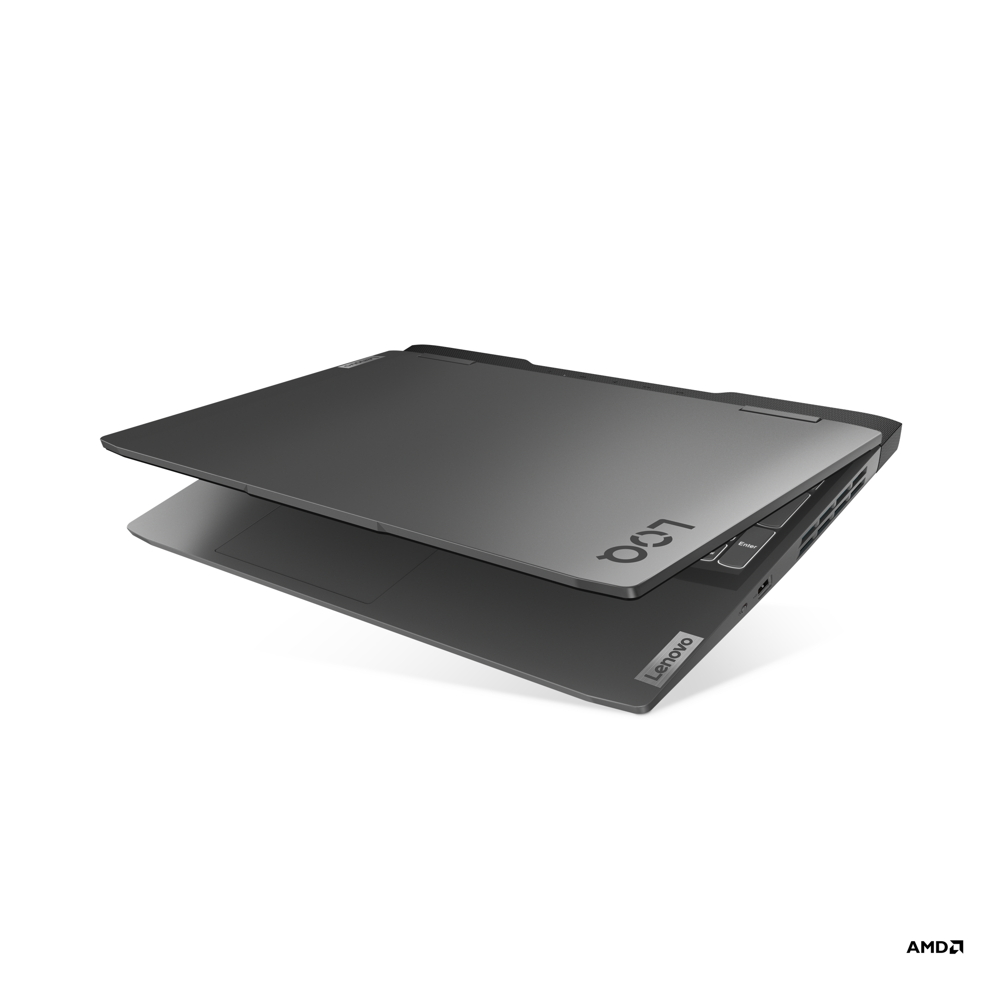 Karanlık bir arka plan üzerinde açılı bir şekilde duran gri bir Lenovo dizüstü bilgisayar. Lenovo logosu görünür durumda.