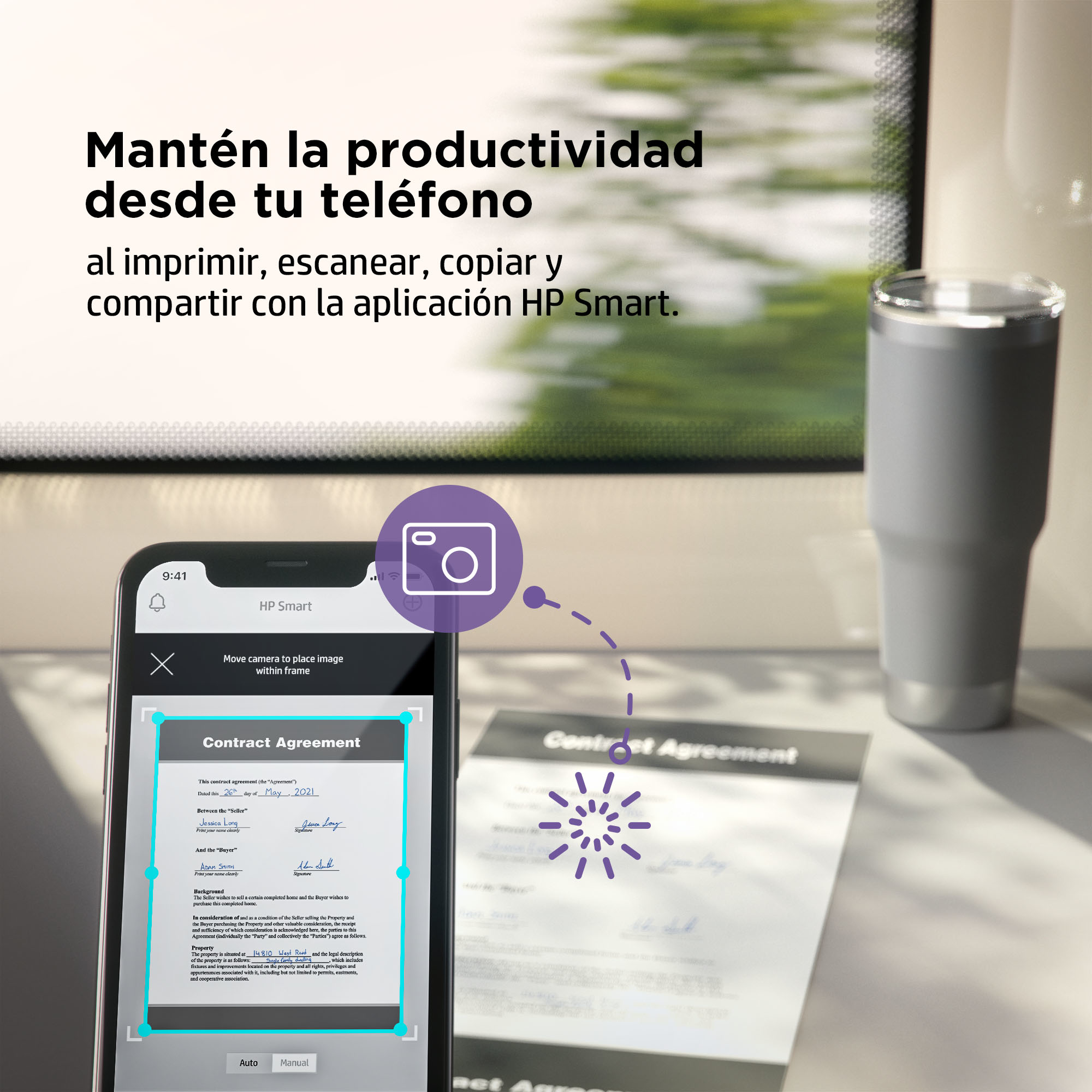 Un teléfono escaneando un documento con la aplicación HP Smart. Una taza está al lado del documento.