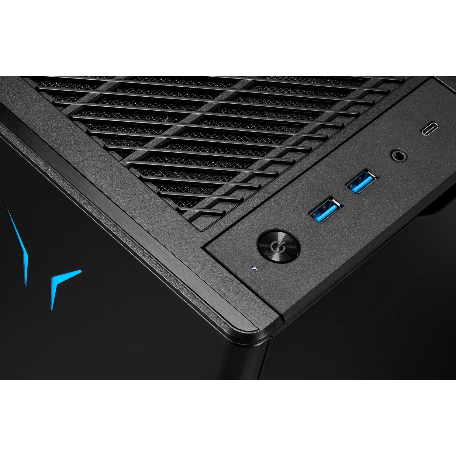 Zwarte computerkast met ventilatie, USB-poorten en blauwe accenten.