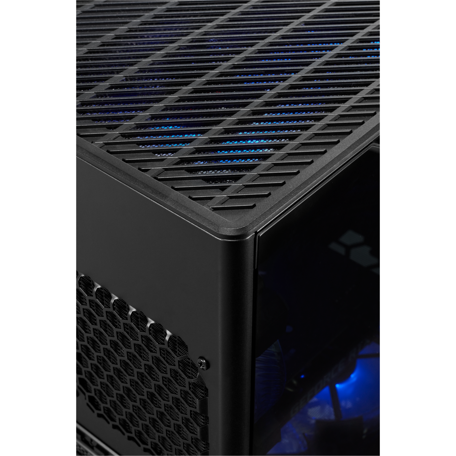 Zwarte pc-behuizing met mesh bovenkant en blauwe lichten. Roosterontwerp.
