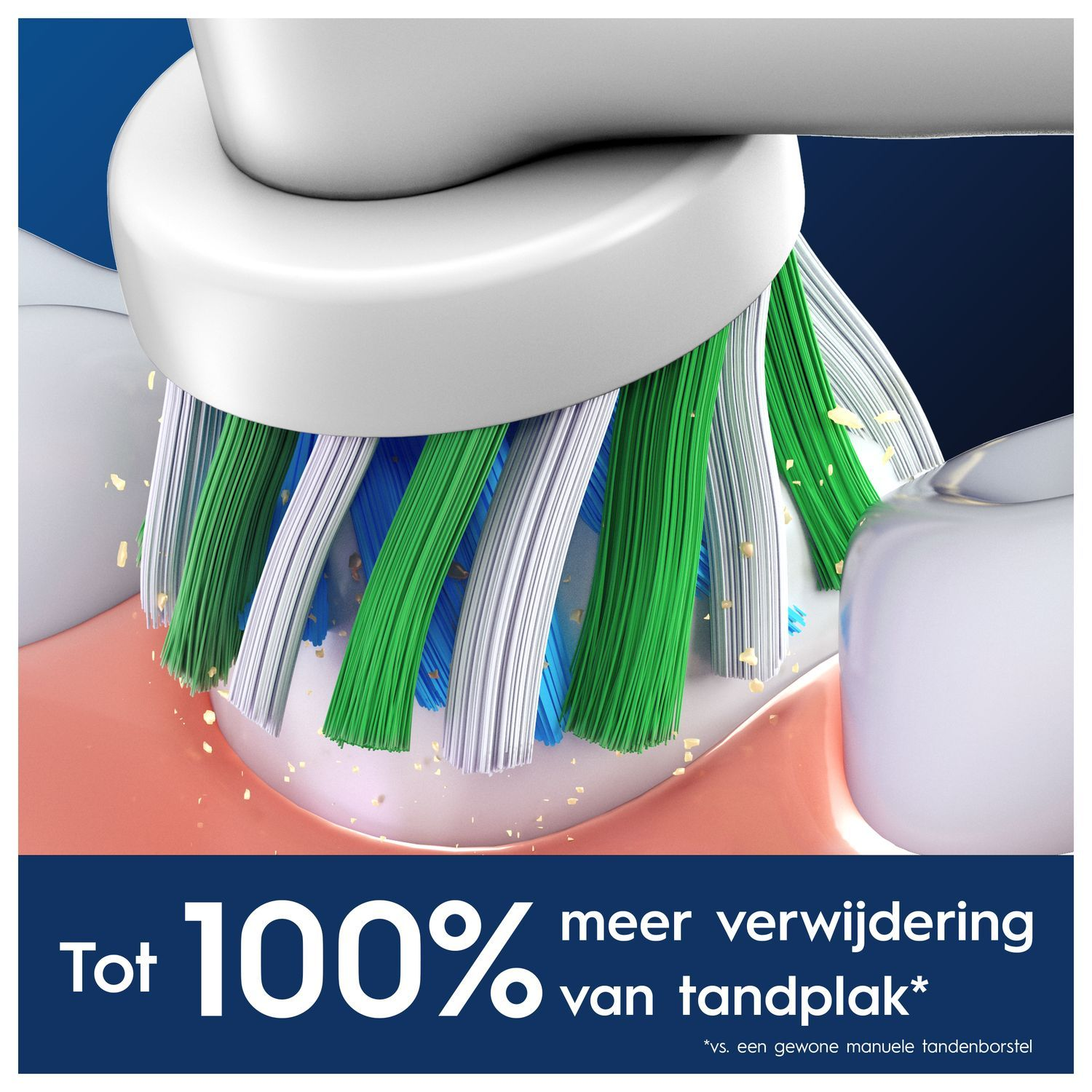 Close-up van tandenborstel haren die tanden schoonmaken. Witte, groene en blauwe haren worden getoond.