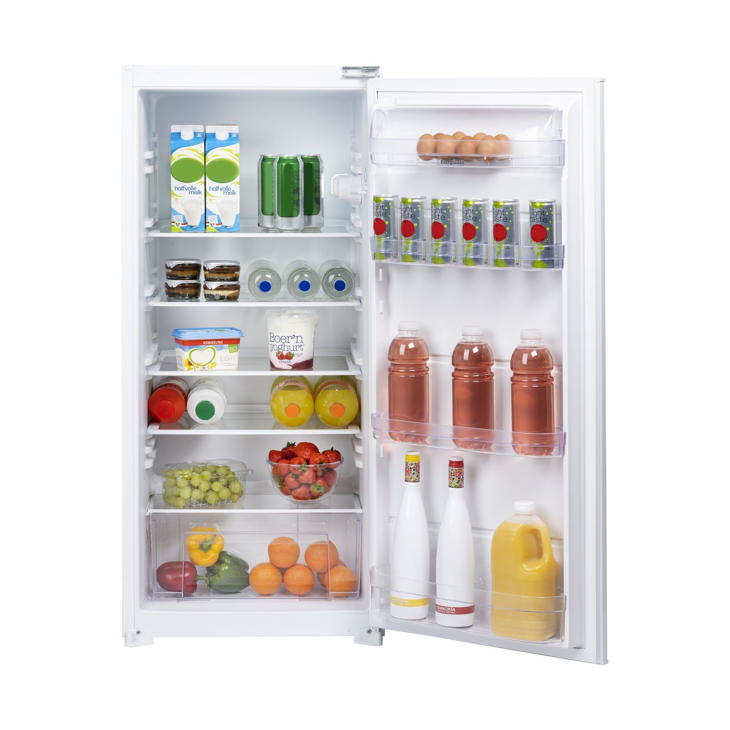 Réfrigérateur blanc ouvert. Divers aliments et boissons. Étagères transparentes. Fond blanc.