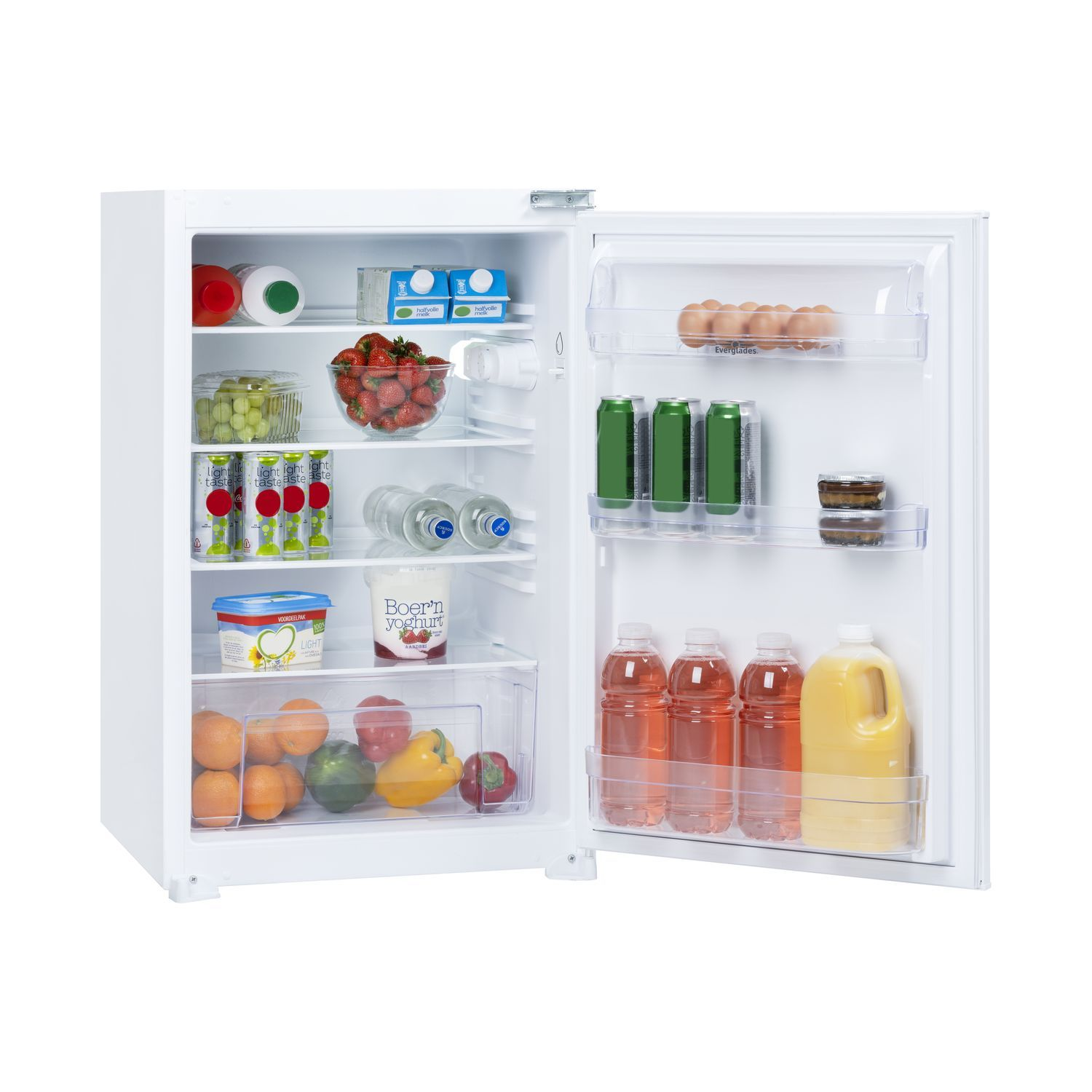 Mini réfrigérateur blanc avec porte ouverte. Intérieur avec étagères, aliments visibles comme des fraises et des boissons.