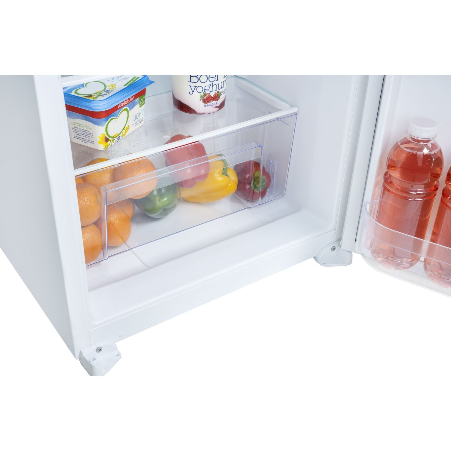 Réfrigérateur ouvert avec fruits, légumes et produits laitiers dans des tiroirs transparents.