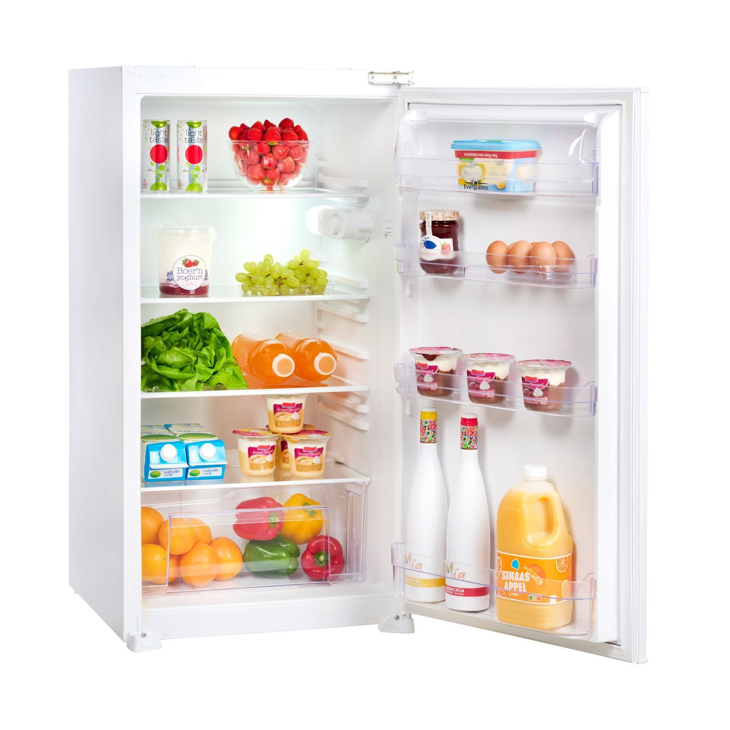 Réfrigérateur blanc ouvert, rempli d'aliments comme du yaourt, des fruits et du jus.