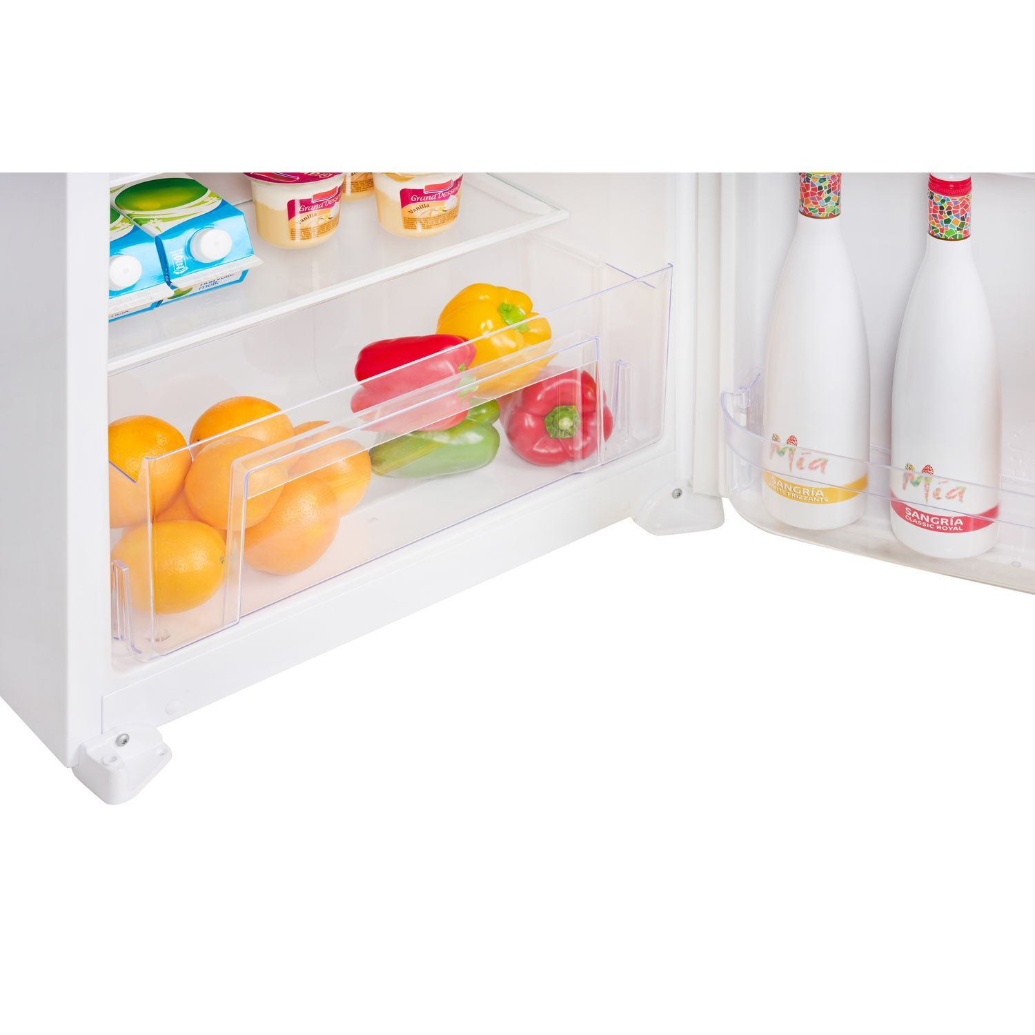 Réfrigérateur ouvert avec oranges, poivrons et bouteilles de Mia Sangria.