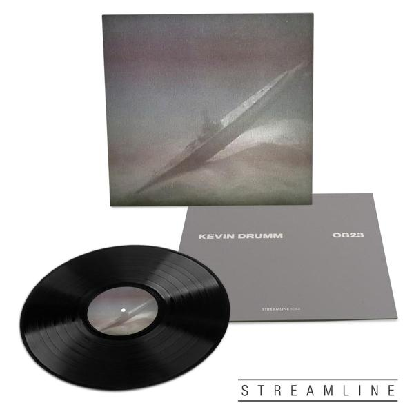 Schwarze Schallplatte neben einem Albumcover mit abstraktem Design und einem grauen Sleeve.