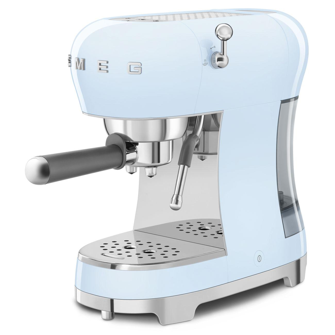 Blaue SMEG Espressomaschine mit schwarzem Griff und Chromdetails, weißer Hintergrund.