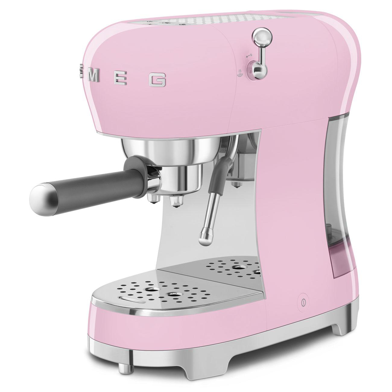 Rosa SMEG Espressomaschine. Silberne Details. Chromauslauf. Klarer Wassertank rechts.