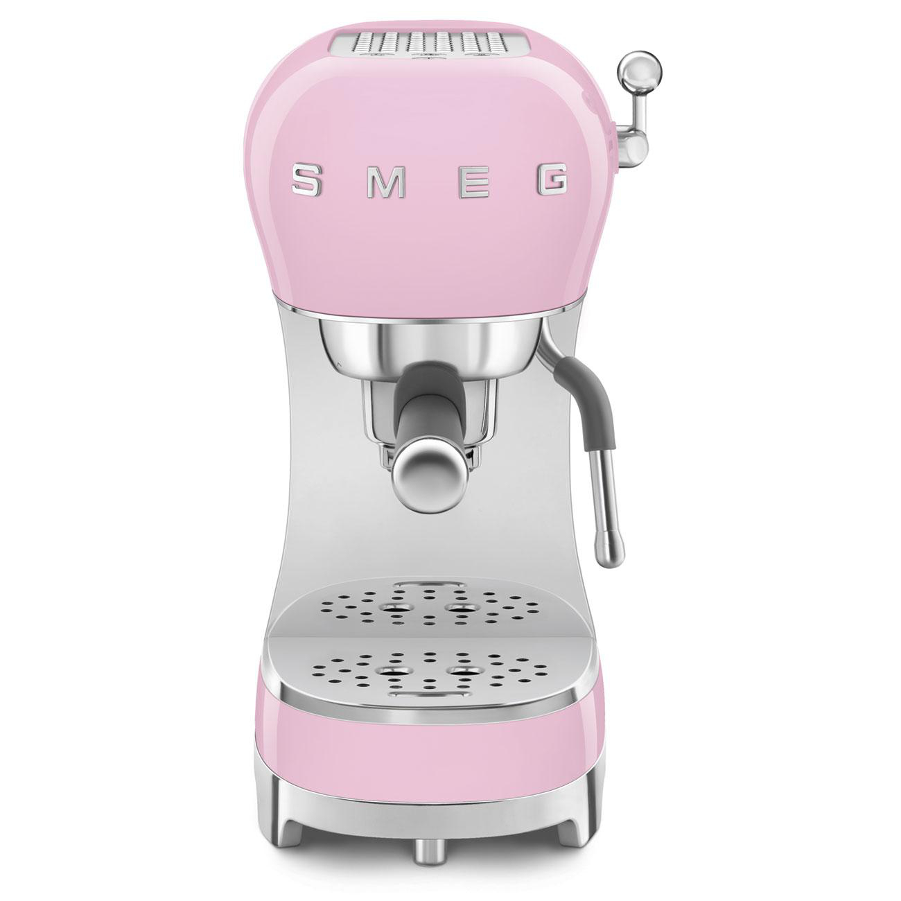 Rosa SMEG Espressomaschine, Vorderansicht, auf silbernem Sockel.