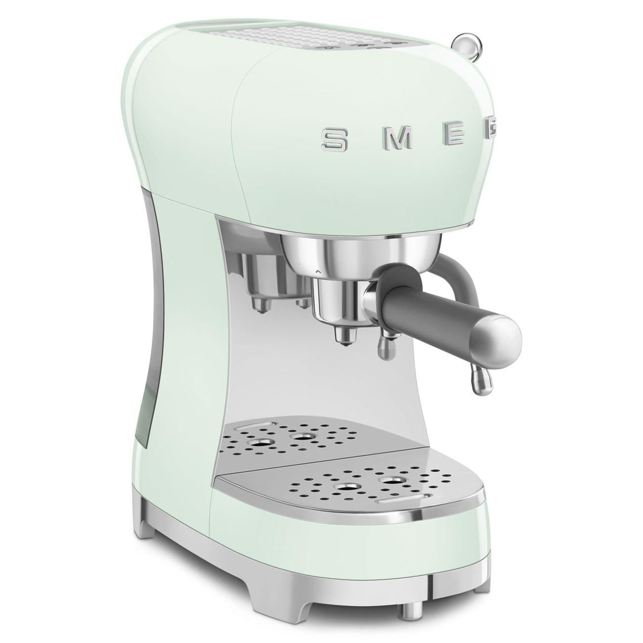 Minzgrüne SMEG Espressomaschine, silberne Akzente, weißer Hintergrund.