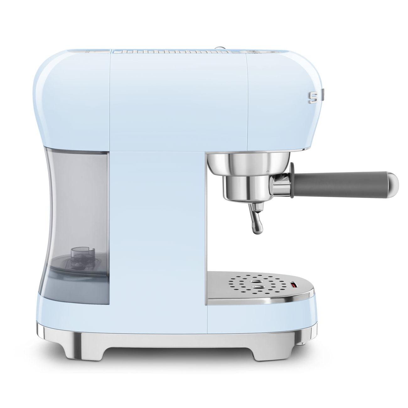 Hellblaue SMEG Espressomaschine, silberne Akzente, weißer Hintergrund.