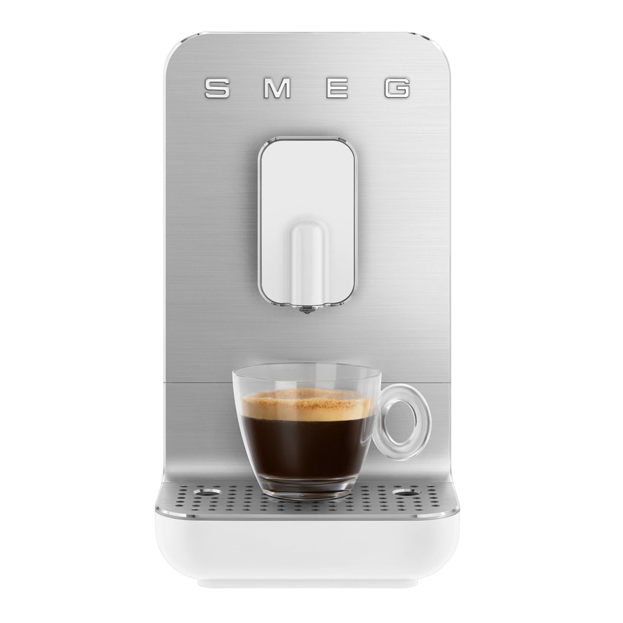 Silberne Smeg Espressomaschine mit einem Glas Kaffee davor.