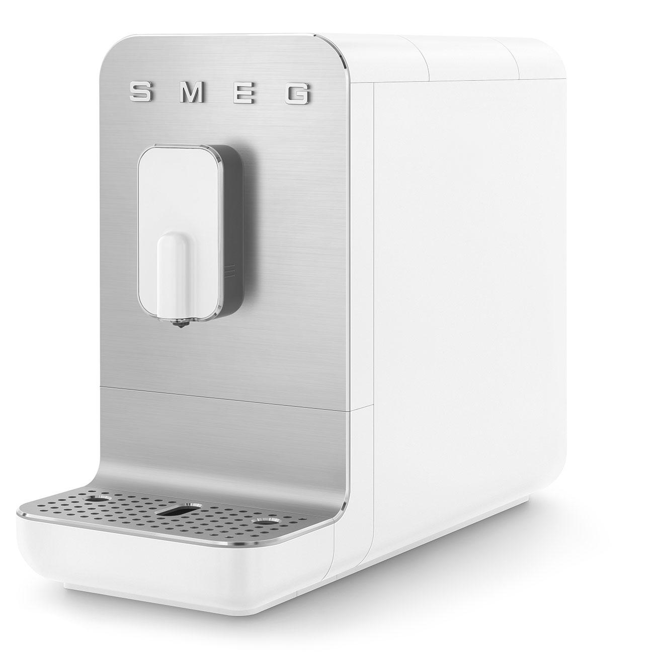 Weiße und silberne Kaffeemaschine. Modernes Design mit SMEG-Logo.