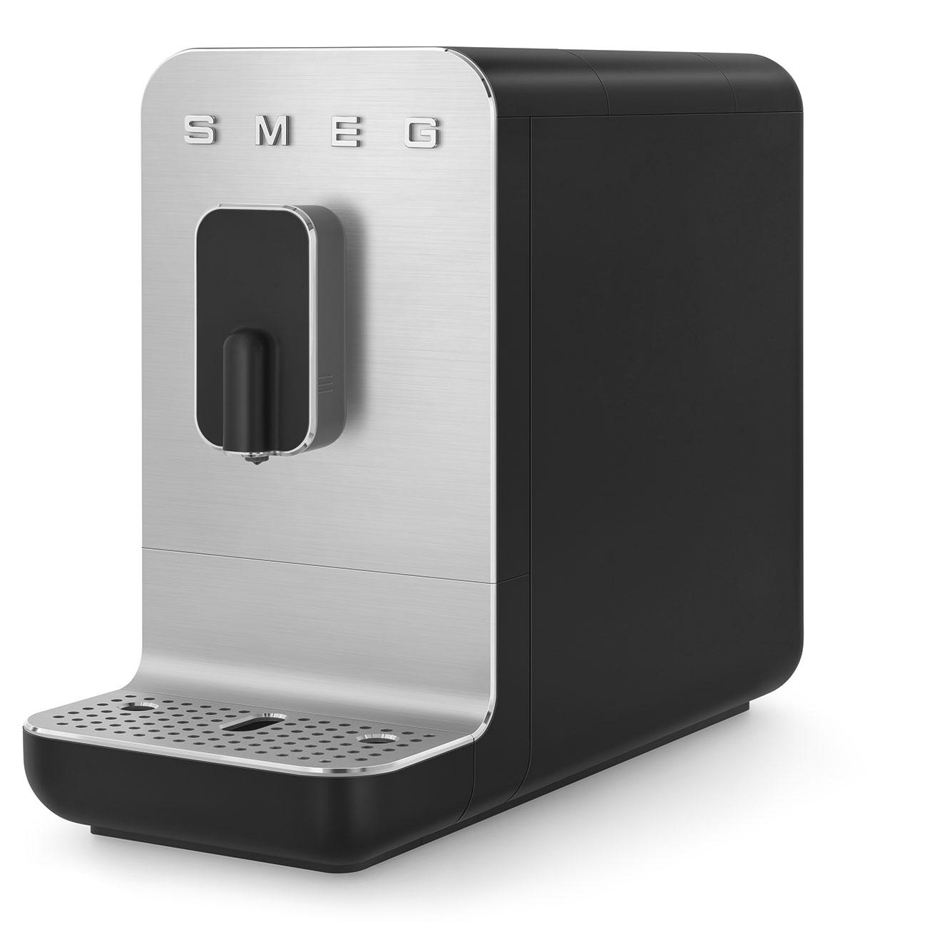 Eine schwarze und silberne Kaffeemaschine mit dem Wort SMEG oben.