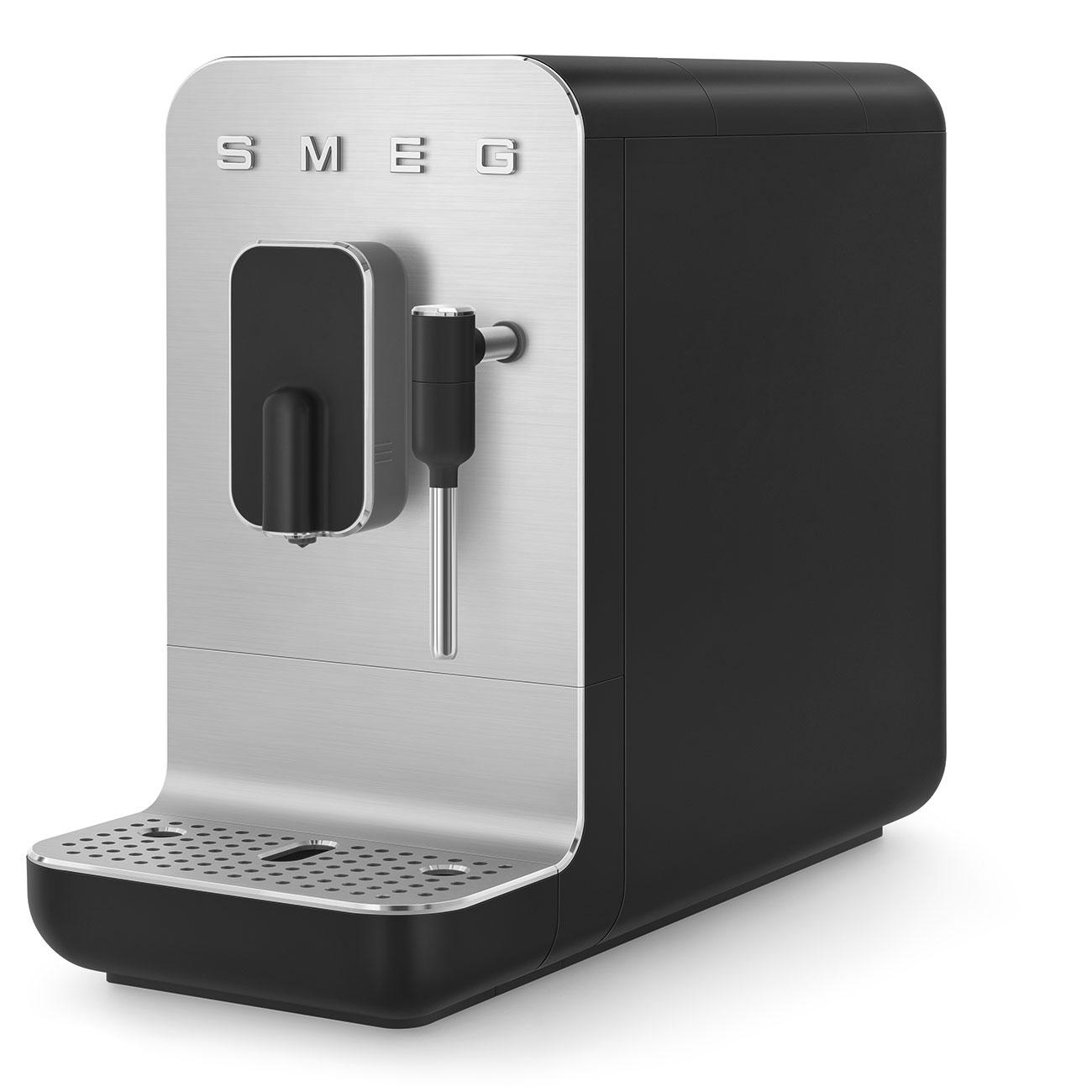 Silberne und schwarze SMEG Espressomaschine. Schwarzer Ausguss und Griff. Silberner Sockel und schwarzer Körper.