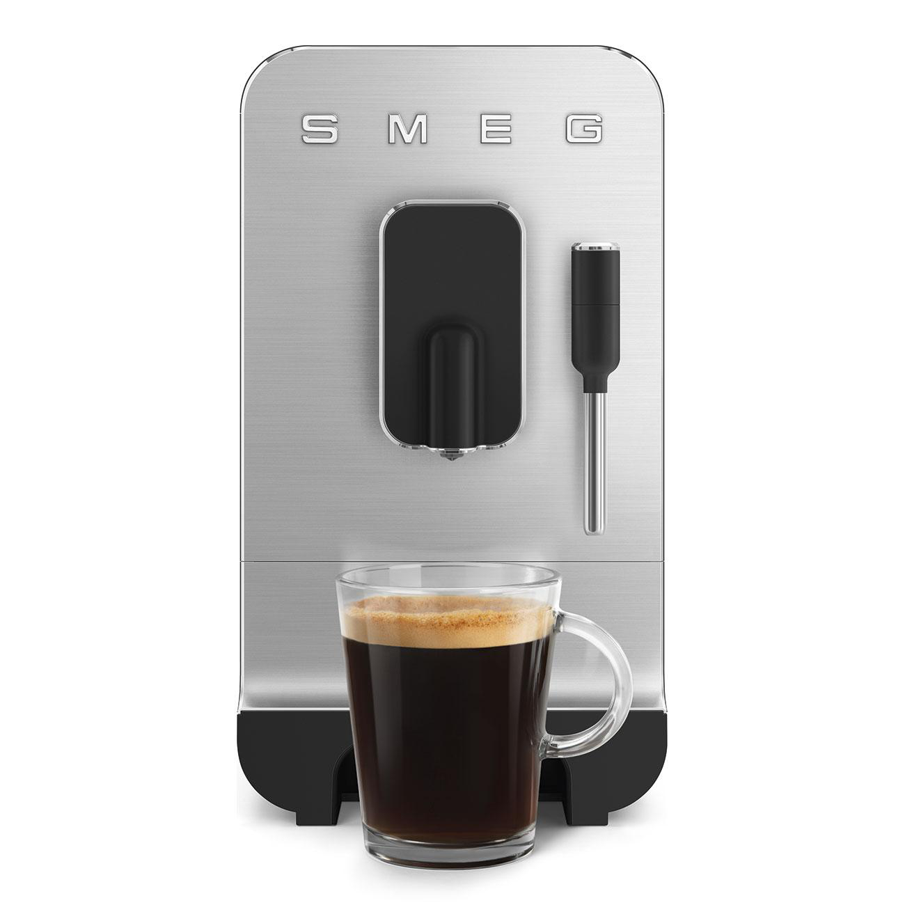 Eine silberne SMEG Kaffeemaschine mit einer Tasse Kaffee.