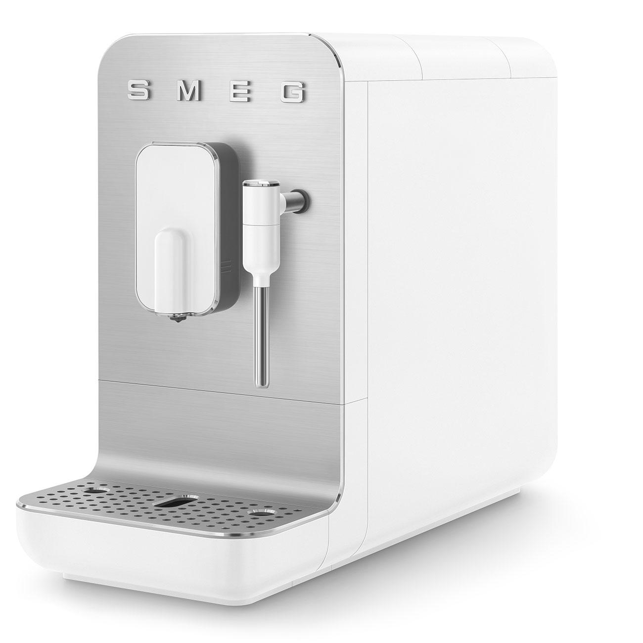 Eine weiße Smeg-Kaffeemaschine mit silberner Blende und weißen Details.