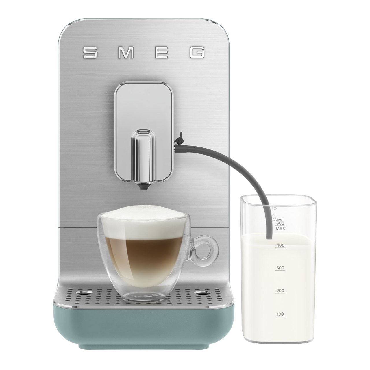 Silberne Espressomaschine mit einem klaren Glasbecher mit Latte und einem Glas Milch daneben.