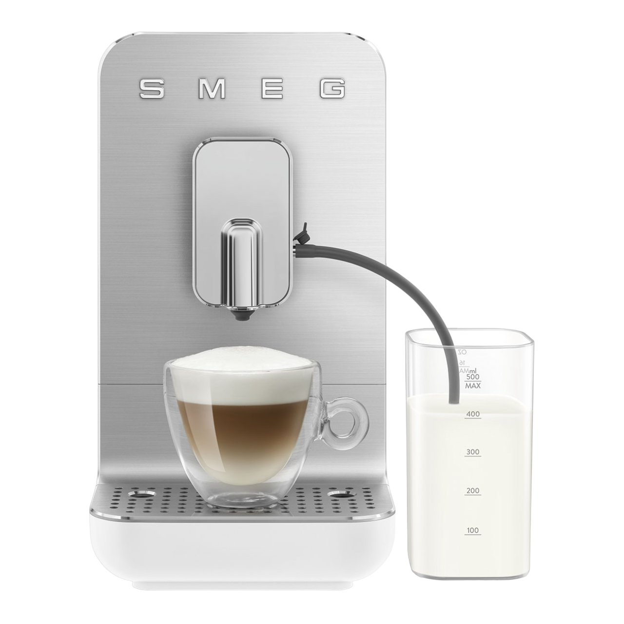 Smeg Kaffeemaschine mit Latte in einem Glas und Milchbehälter.