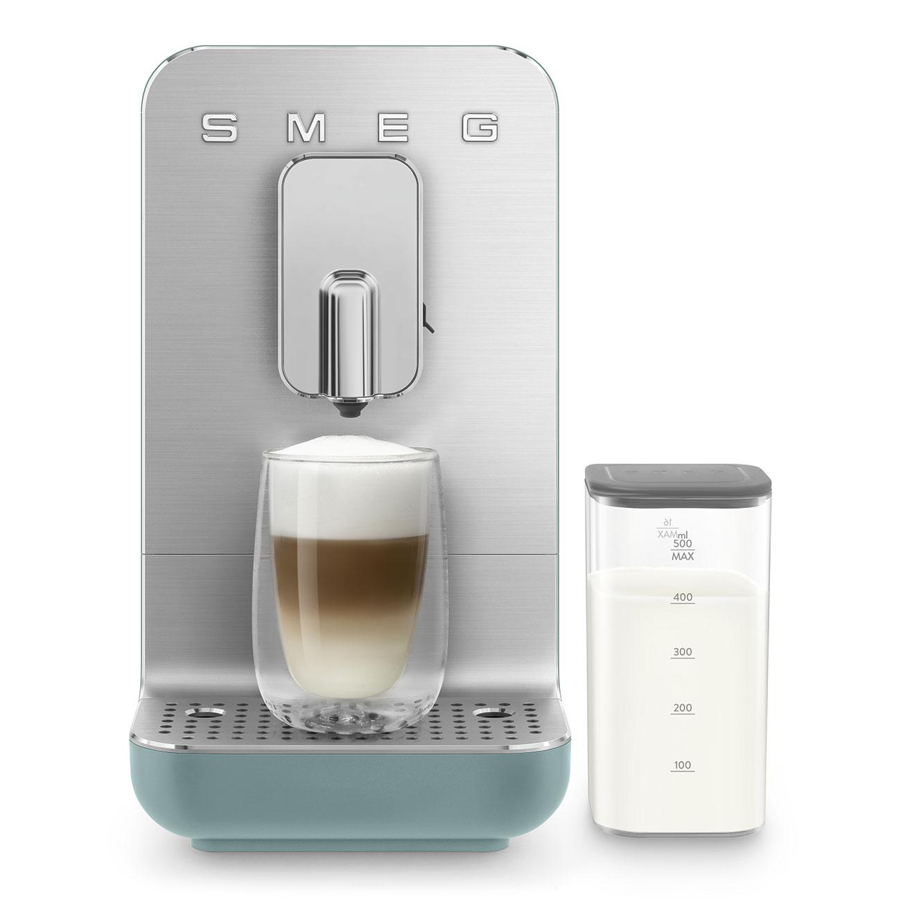 Smeg-Kaffeemaschine bereitet Latte zu. Glas mit Kaffee- und Milchschichten, Milchbehälter.