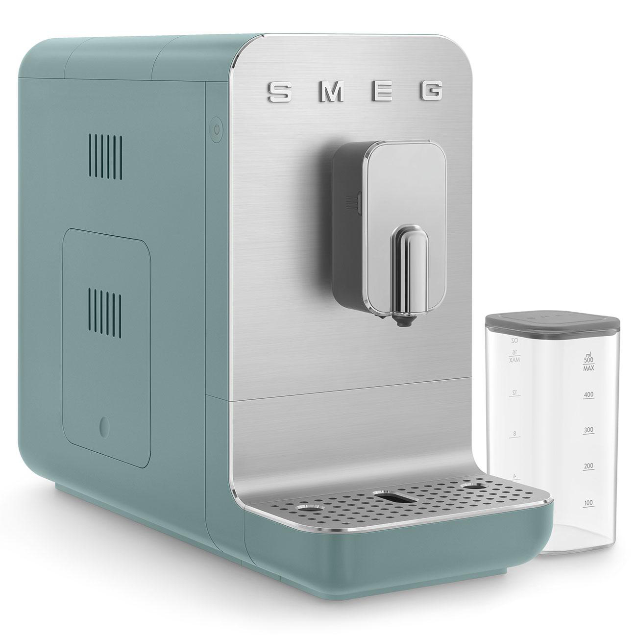 Blaue SMEG Kaffeemaschine mit Wassertank, silberne Akzente, weißer Hintergrund.