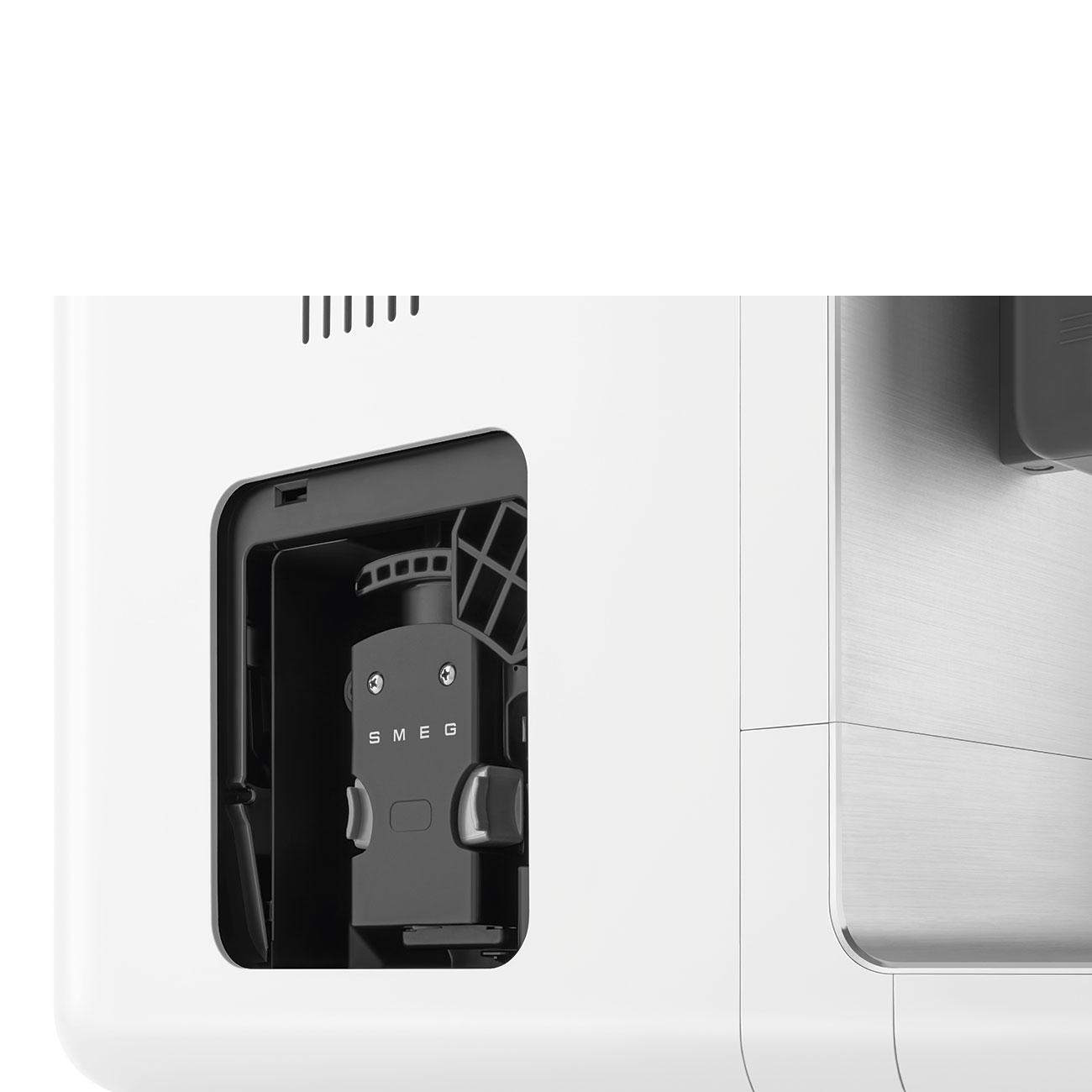 Nahaufnahme eines weißen Geräts, das interne Komponenten und ein schwarzes SMEG-Bauteil zeigt.