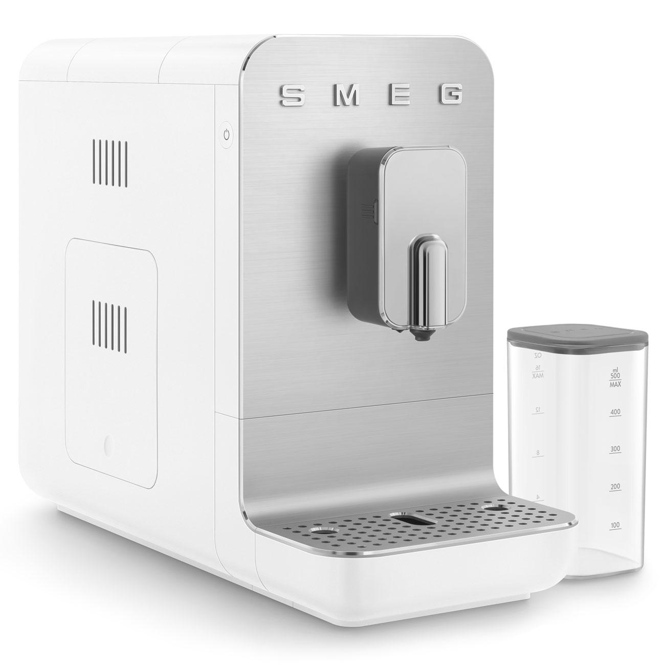 Weiße und silberne SMEG Kaffeemaschine. Rechts ein Wasserbehälter.