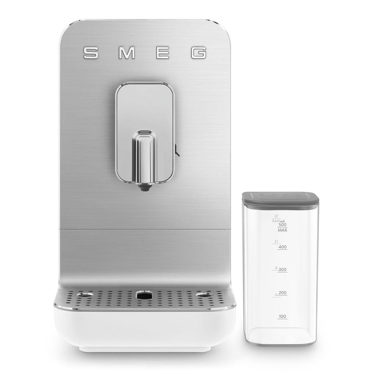Silberne Smeg Espressomaschine mit Wassertank. Weiße Basis und Smeg-Logo oben.