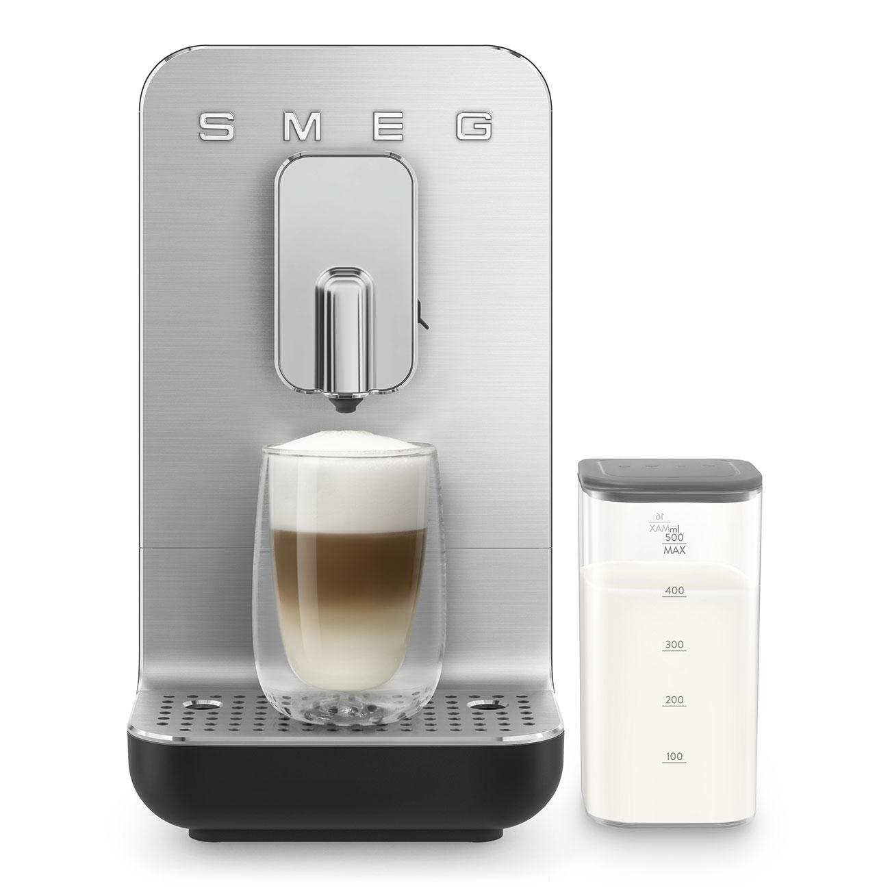 SMEG Kaffeemaschine, Latte im Glas, Milchbehälter, silber und schwarz, weißer Hintergrund.