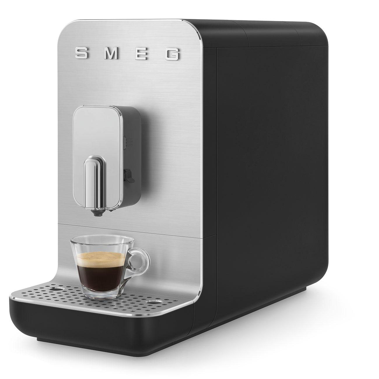 Eine Edelstahl- und schwarze Espressomaschine mit einer Tasse Kaffee.