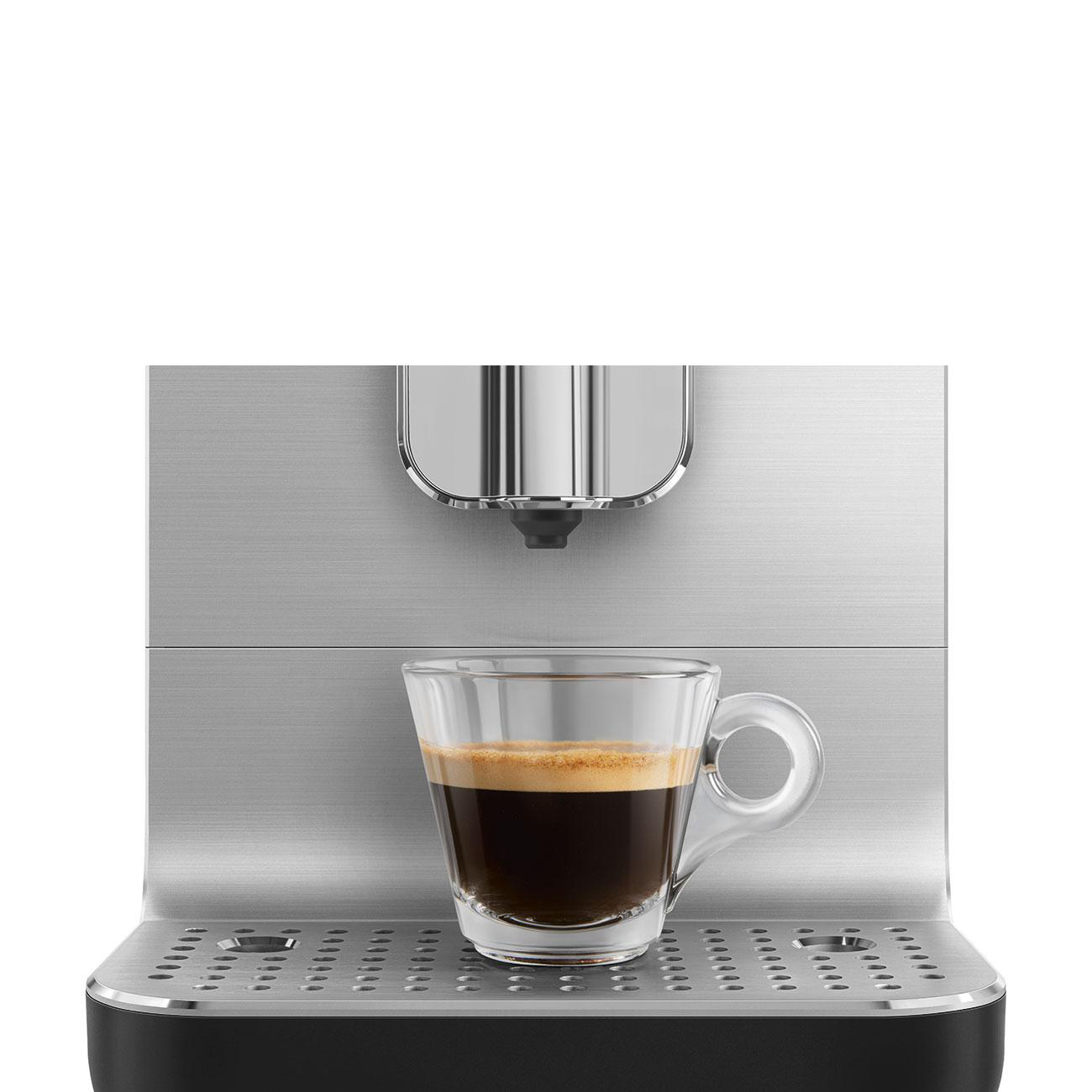 Espressomaschine mit einem Glas, gefüllt mit dunklem Kaffee. Silbernes und schwarzes Design.