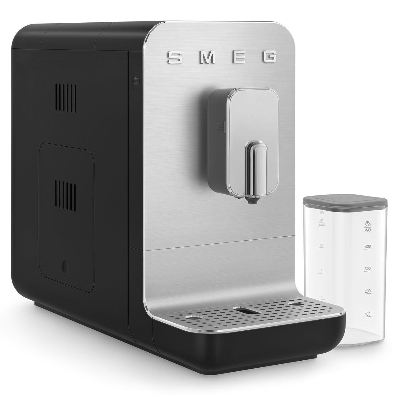 Smeg Kaffeemaschine, schwarz und silber, mit Wasserbehälter. Die Maschine steht auf weißem Hintergrund.