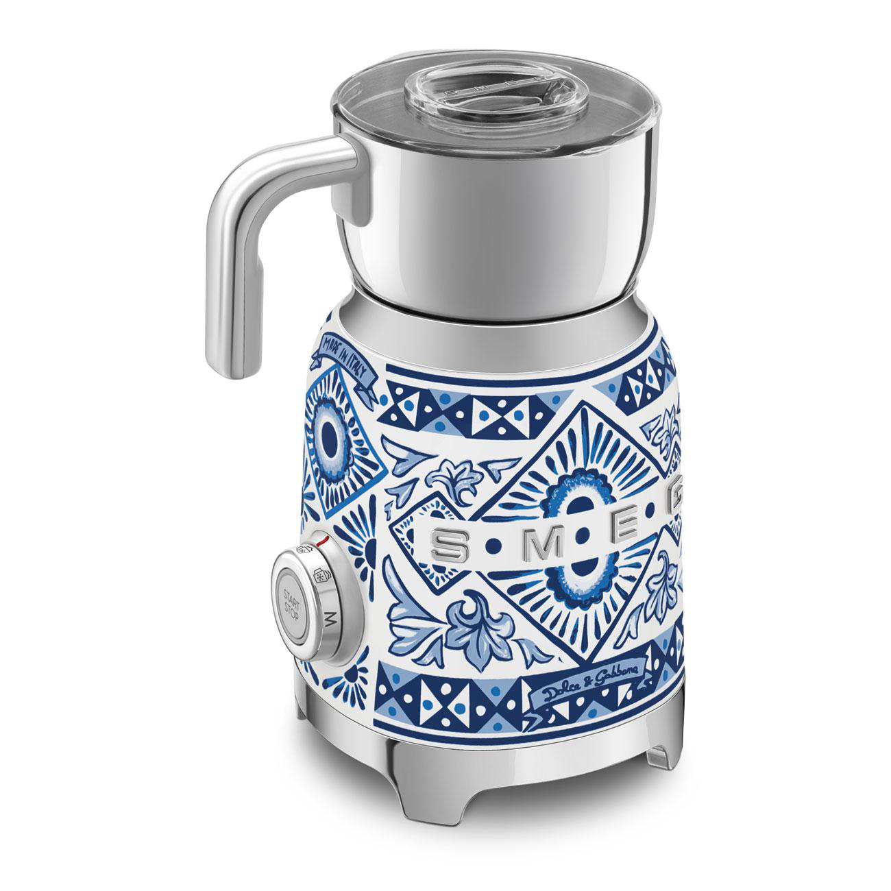 Ein weiß-blau gemusterter Milchaufschäumer mit Griff und Drehregler. Er hat einen durchsichtigen Deckel.