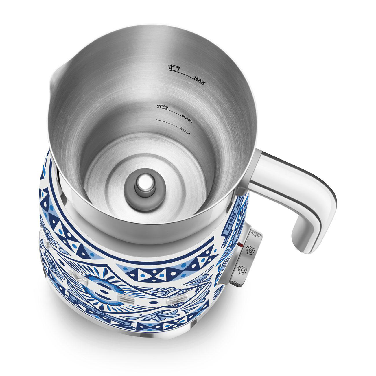 SMEG Milchaufschäumer, Draufsicht. Edelstahl-Innenraum, blau-weiß gemusterte Außen, Griff.