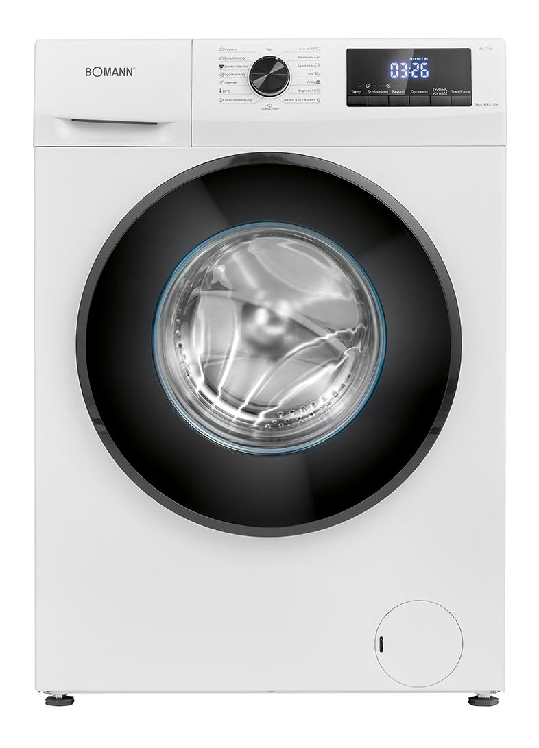 Eine weiße Boman Waschmaschine. Sie hat einen schwarzen Türrahmen und eine Digitalanzeige mit 03:26. Die Trommel ist sichtbar.