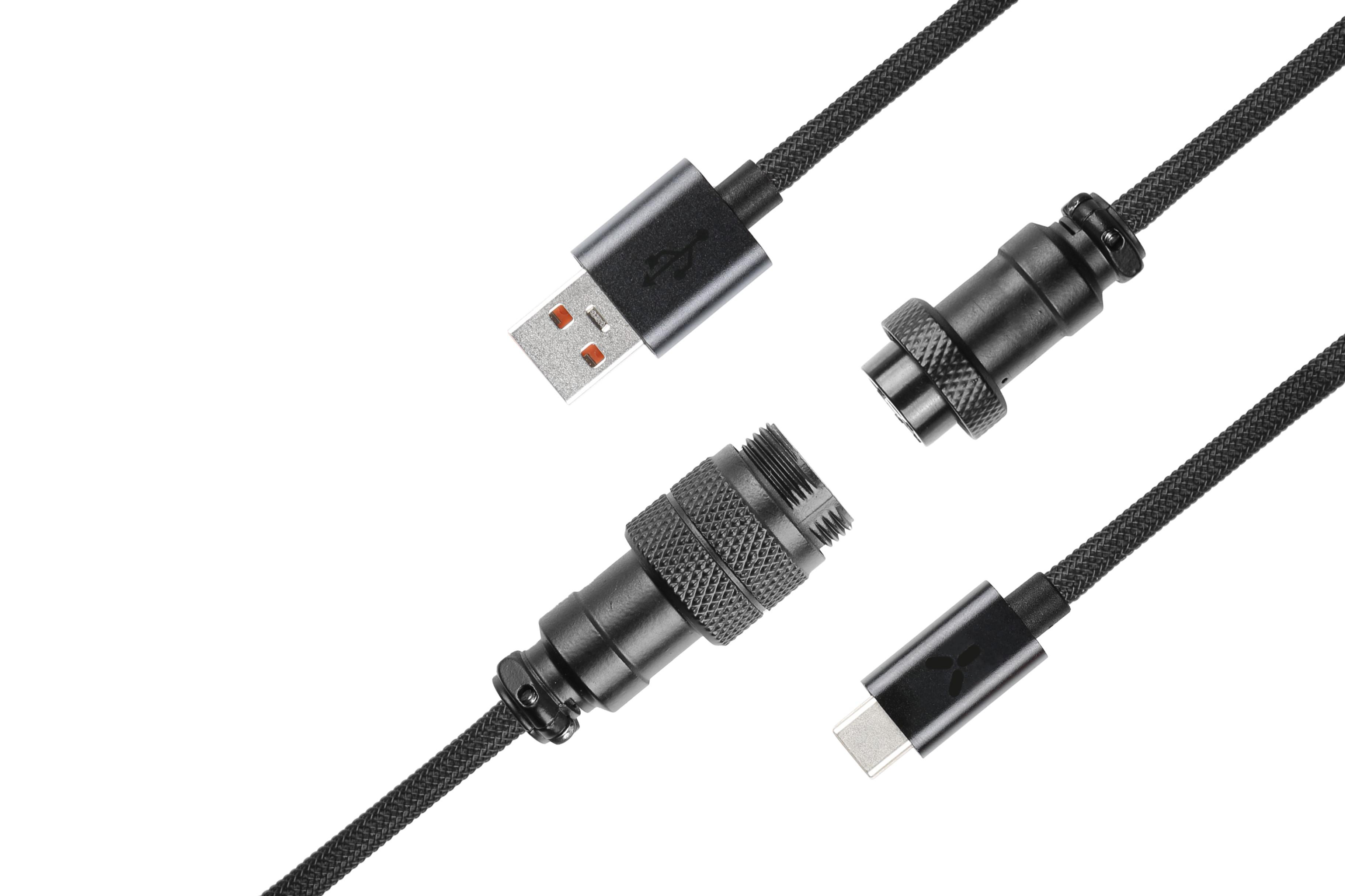 Schwarze USB- und USB-C-Kabel mit Steckern auf weißem Hintergrund.