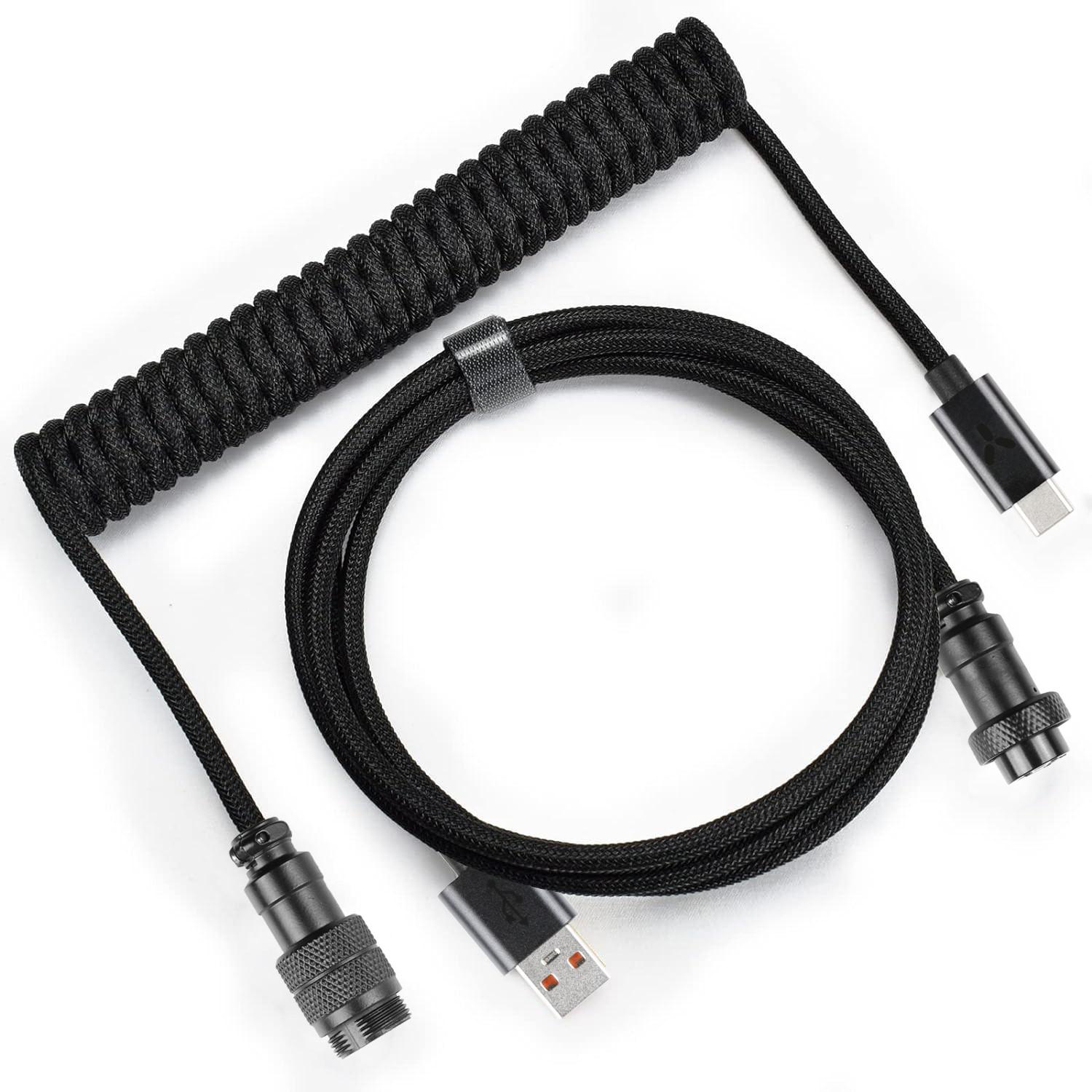 Schwarzes, gewendeltes Tastaturkabel mit mehreren Anschlüssen.