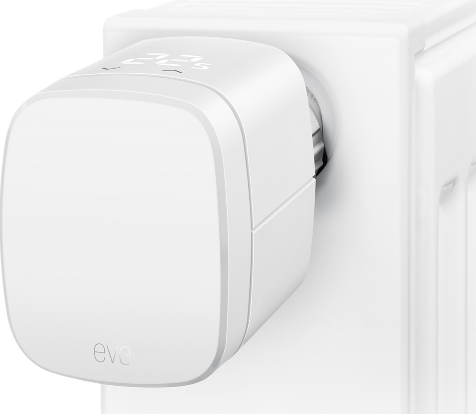 Weißes Smart-Thermostat, an einem weißen Heizkörper montiert, mit Eve-Logo.