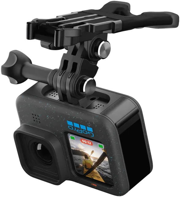 GoPro-Kamera an Halterung, zeigt Kajakfahrer auf Bildschirm, schwarzer Hintergrund.