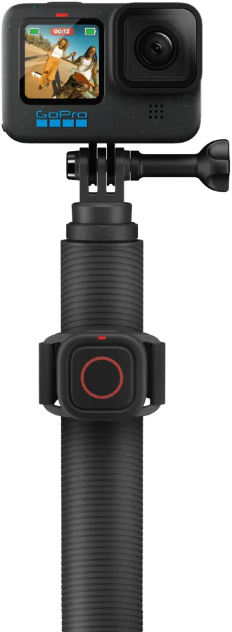 Schwarze GoPro-Kamera an einem Stab. Der Bildschirm zeigt zwei Personen am Strand. Der Stab hat einen Knopf.