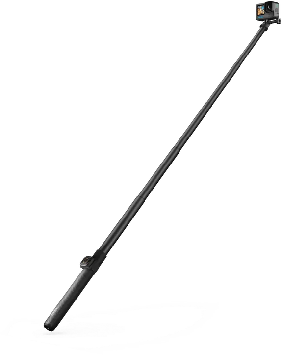 Schwarze GoPro-Kamera an einem langen, ausziehbaren Selfie-Stick. Schwarzer Hintergrund.