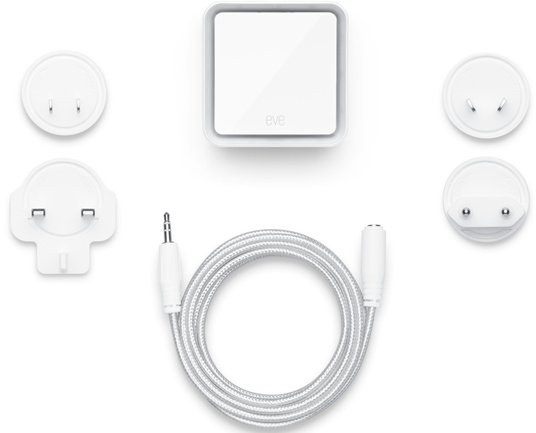 Weiße Elektronik: ein quadratisches Gerät, Stecker und ein Kabel. Die Marke ist Eve. Alle Artikel befinden sich auf einer weißen Oberfläche.