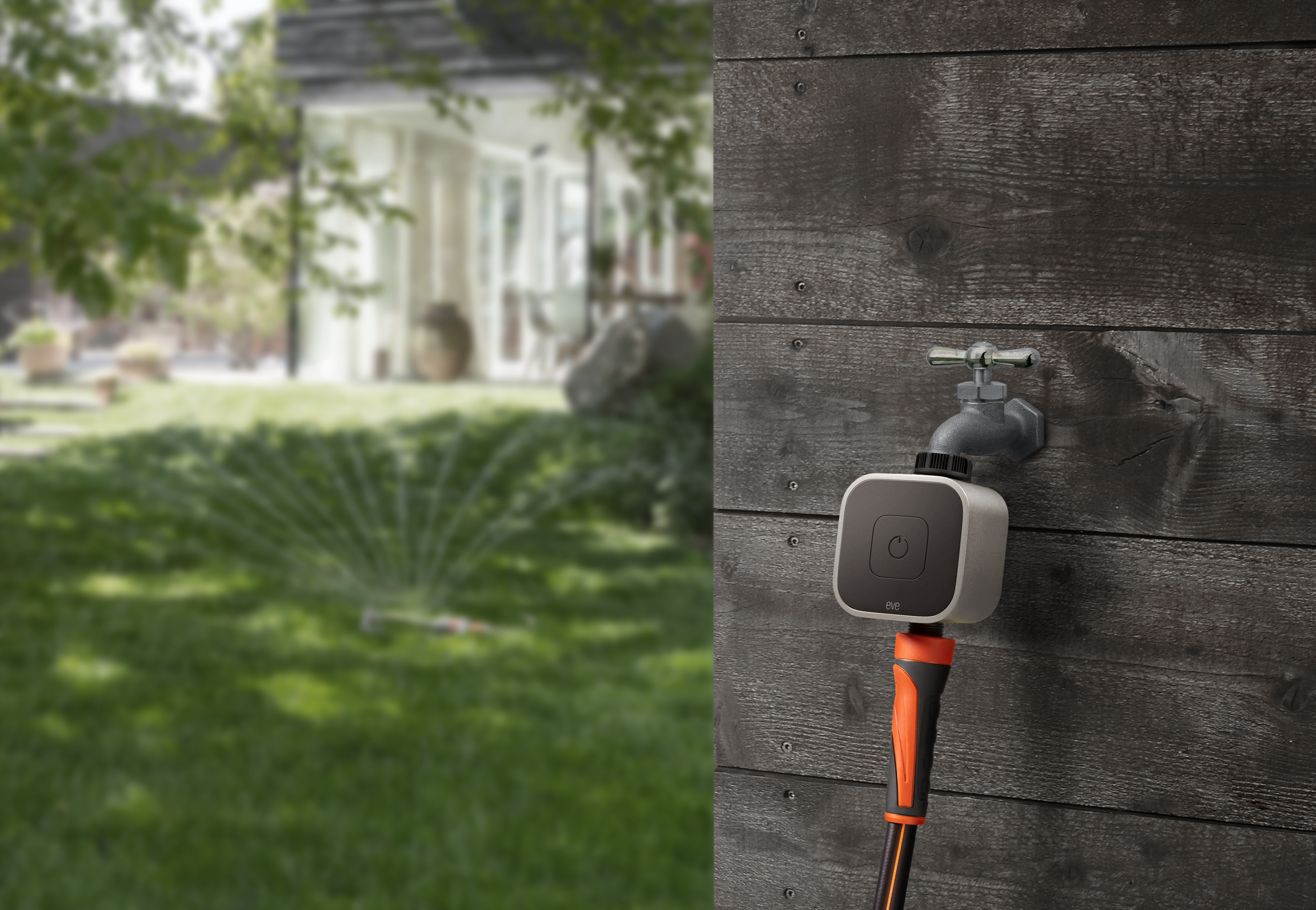 Scena all'aperto. Un tubo da giardino con una valvola di controllo. Irrigazione in azione.