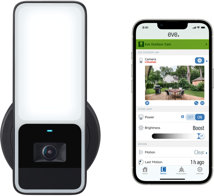 Una Eve Outdoor Cam e uno smartphone che mostra l'interfaccia dell'app Eve con streaming della fotocamera e opzioni di controllo.